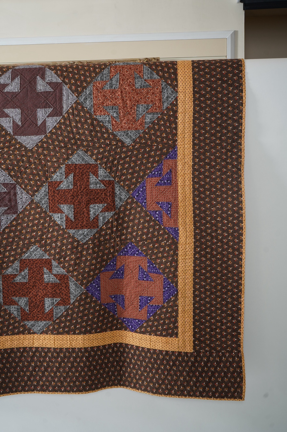 An American Virginian quilt, 1860-1870 (circa American Civil War). Known as a ‘T’ block Virginian style pattern, with a hand pieced and hand quilted front trunk, sold as an unused or washed quilt, designed in brown, red,